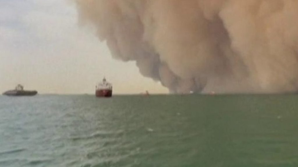 Huge sandstorm sweeps across Suez Canal in Egypt