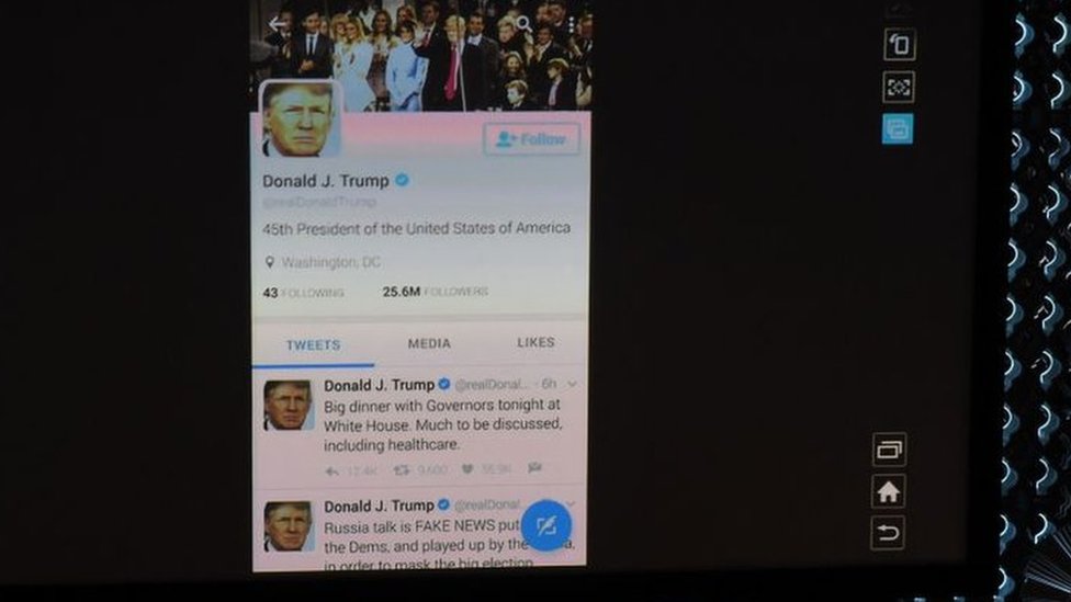 Es una nueva forma de gobernar. Trump muchas veces reacciona en tiempo real, a través de Twitter, a lo que la gente le dice. Trump twitter
