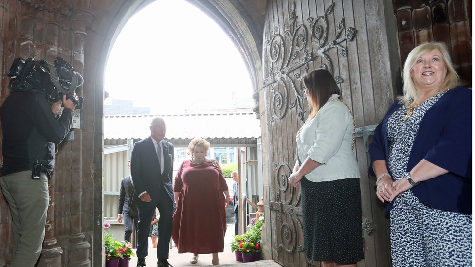 Принц Уэльский и Фионнуала Джей-О'Бойл, основатель Belfast Buildings Trust, прибывают в Мемориальную церковь Карлайла в Белфасте