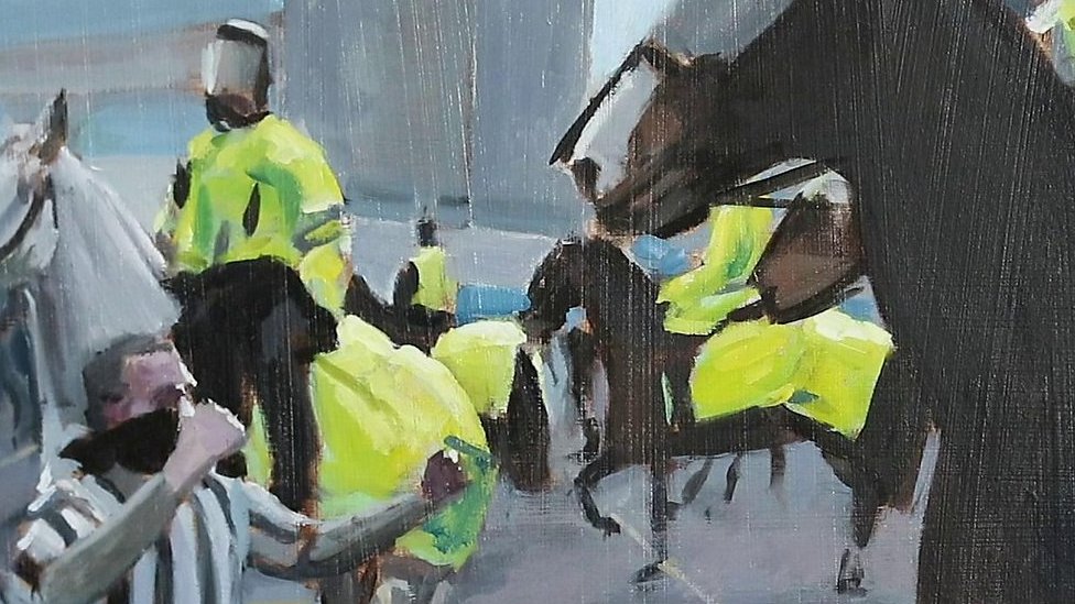 Художник изобразил момент, когда фанат "Ньюкасл Юнайтед" ударил полицейскую лошадь.