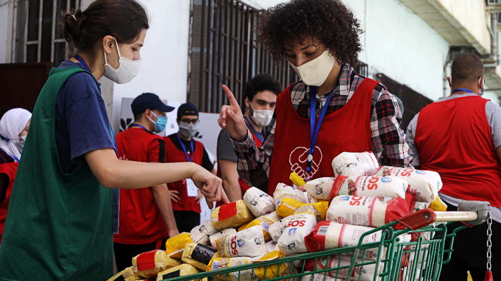 قام متطوعون بتوزيع المساعدات الغذائية على المحتاجين منذ بدء الإغلاق