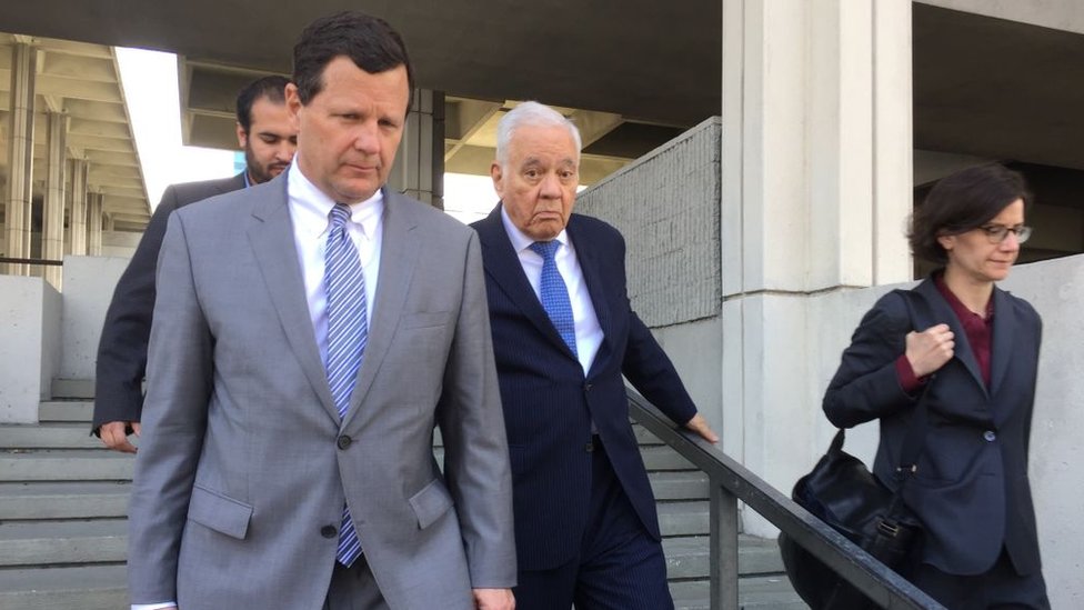 Sánchez de Lozada sale del tribunal en Fort Lauderdale