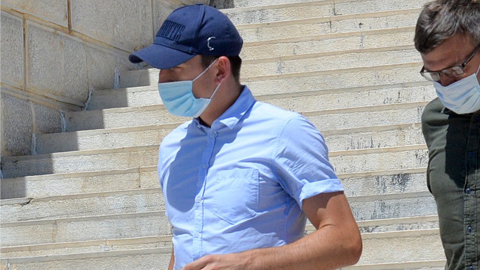 Гарри Магуайр (C, синяя кепка) покидает здание суда на острове Сирос, Греция, 22 августа 2020 г.