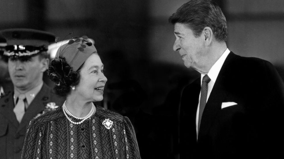 La reina Isabel II y Ronald Reagan.