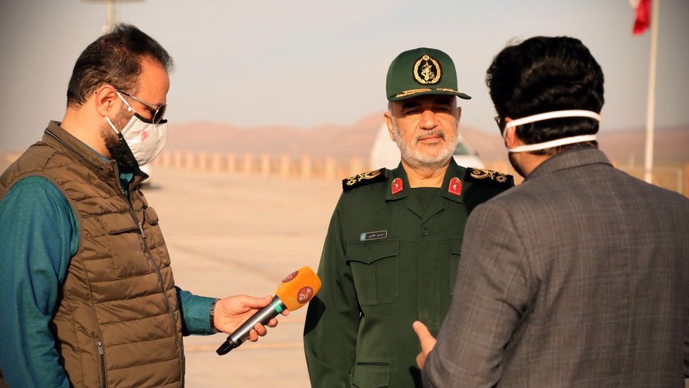 Командующий КСИР генерал Хоссейн Салами беседует с журналистами 22 апреля 2020 года
