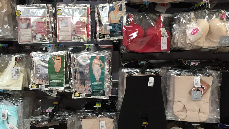 La ropa de control puede conseguirse hasta en supermercados de gran superficie en Colombia. Ropa de control en venta en un supermercado de Bogotá.