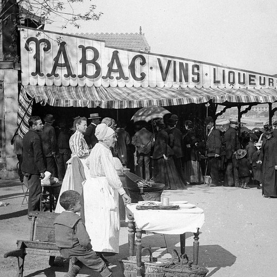 Vendedores ambulantes antiguos de papas fritas en París.