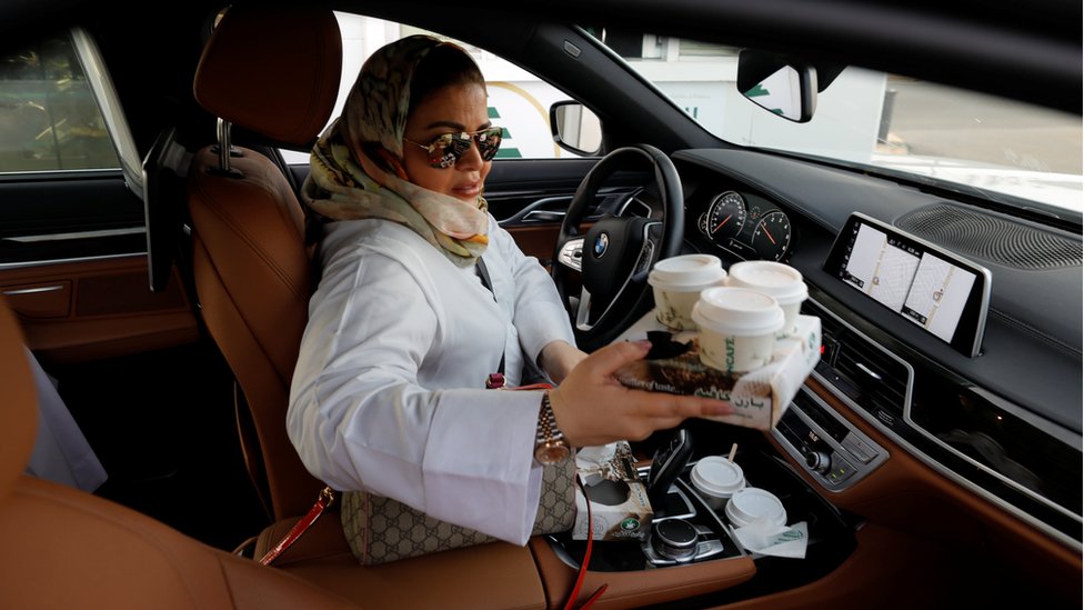 سيدة سعودية في سيارتها بعد رفع الحظر