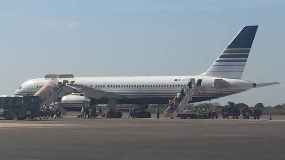 Самолет в аэропорту Банжул