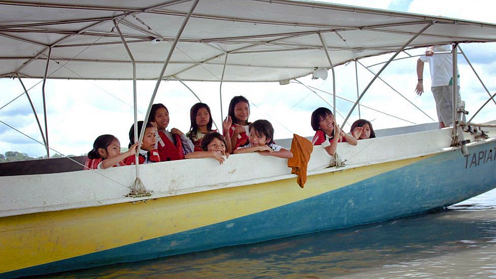 Viaje en canoa a la escuela