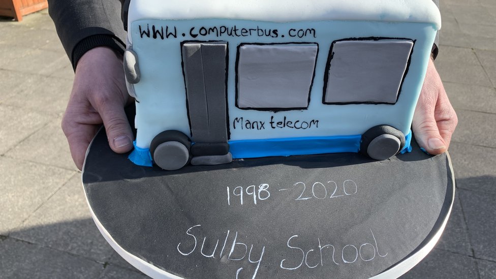 Компьютерный торт в форме автобуса