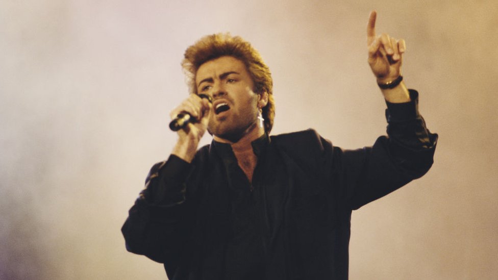 Джордж Майкл выступает вживую на благотворительном концерте по борьбе со СПИДом на Уэмбли в Лондоне в апреле 1987 года