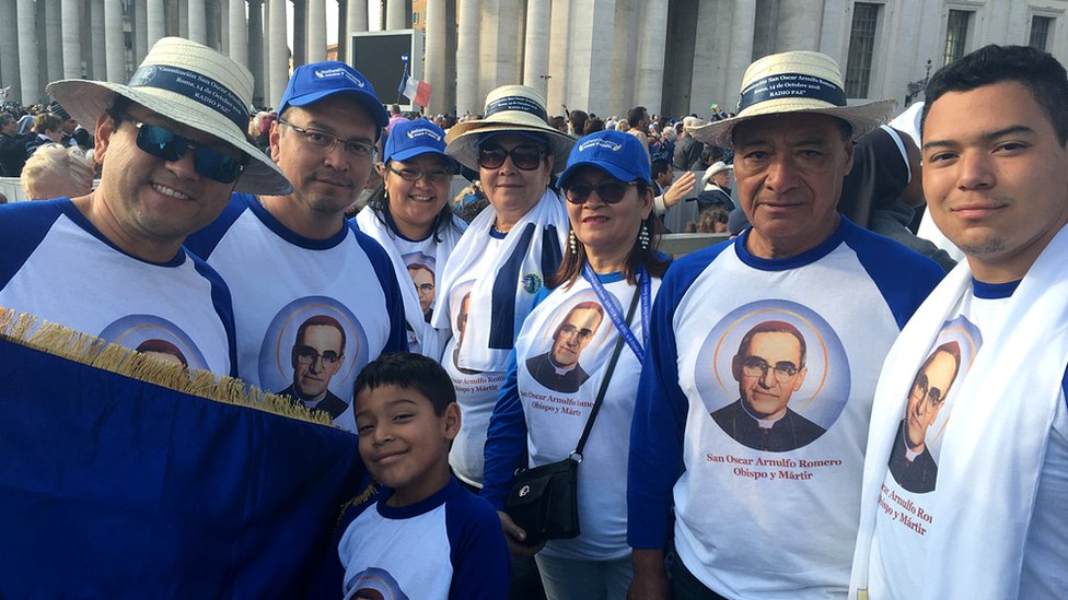 Familia de salvadoreós en el vaticano
