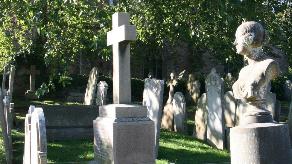 Могилы на кладбище Святого Спасителя в солнечном свете
