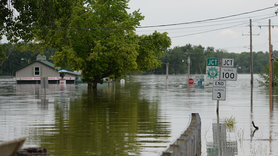 Aumento del nivel del agua en Grafton, Illinois, con una casa parcialmente sumergida
