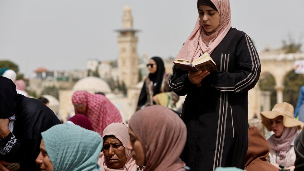 Mulher muçulmana lê o Corão no complexo da mesquisa al-Aqsa em 8 de Abril de 2022