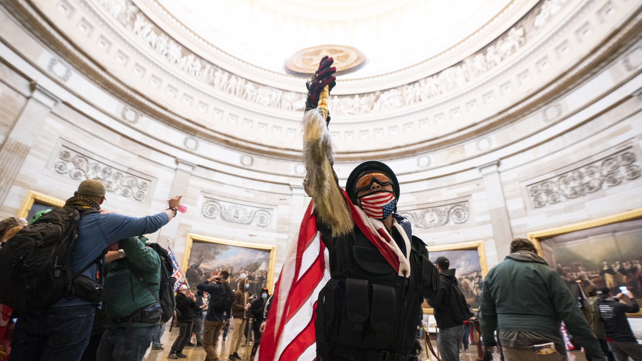 2021年1月6日，支持特朗普的抗議者衝進美國華盛頓特區的美國國會大廈。