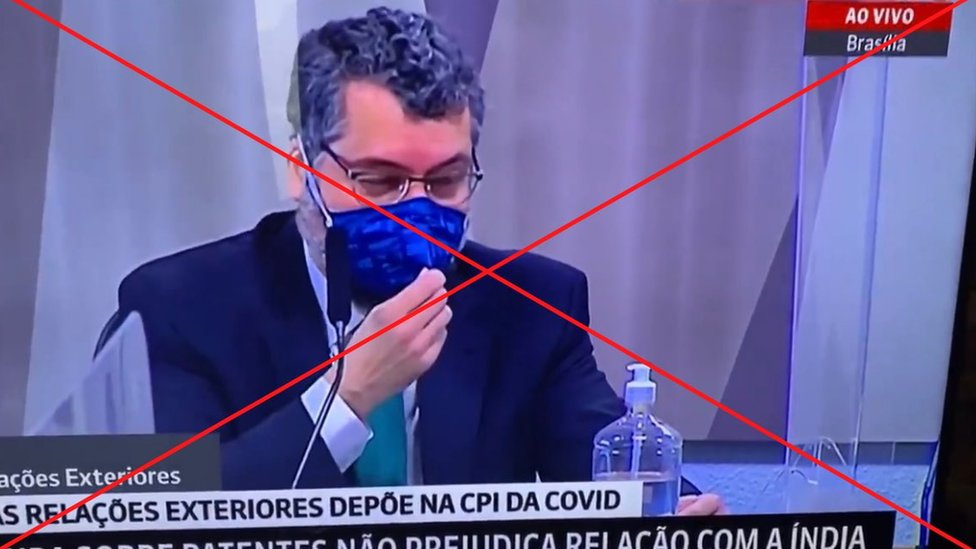 Ex-chanceler Ernesto Araújo toca parte externa da máscara em depoimento à CPI da Covid