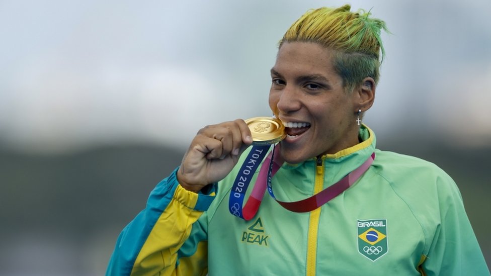 Ana Marcela morde medalha de ouro