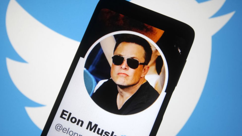Un móvil con la cuenta de Elon Musk en Twitter