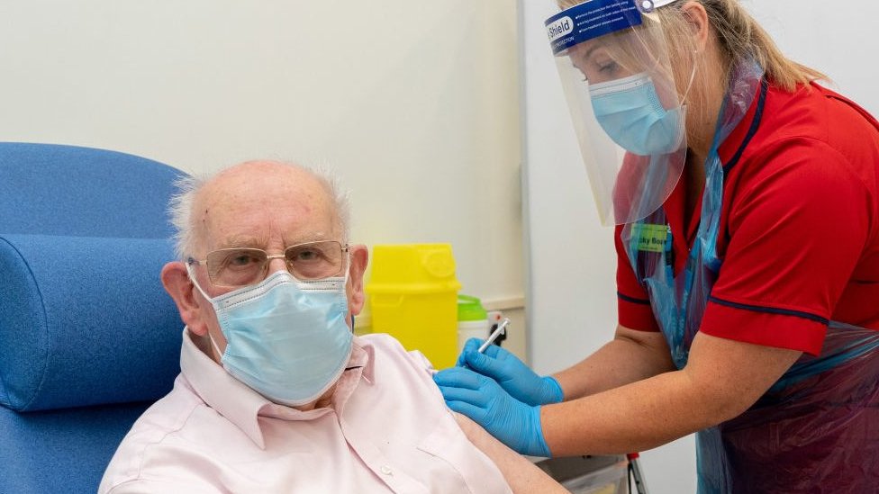 Hombre recibiendo la vacuna de Pfizer en Londres.