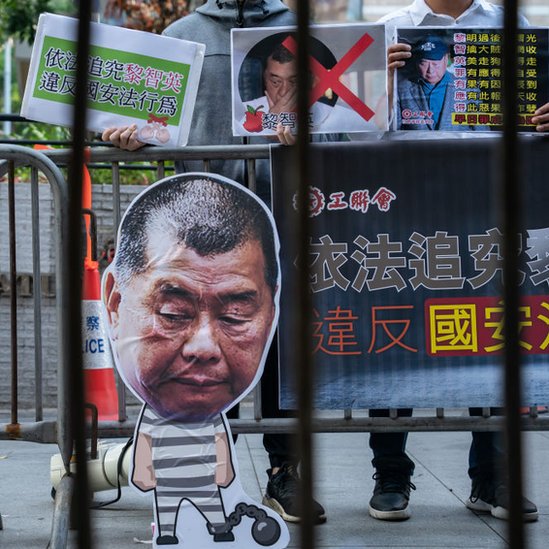 Partidarios de Pekín manifiestan en contra de Jimmy Lai.