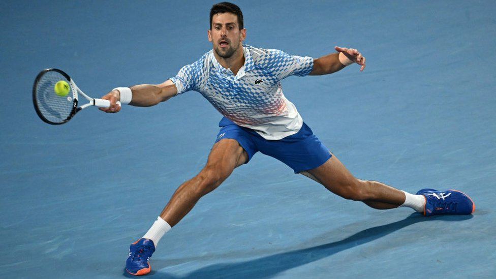 Novak Djokovic se estira para recibir una pelota en la final del Abierto de Australia