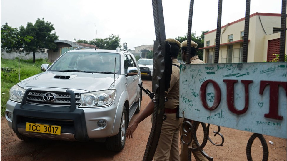 Транспортные средства с членами британской антипиратской команды покидают тюрьму в Ченнаи