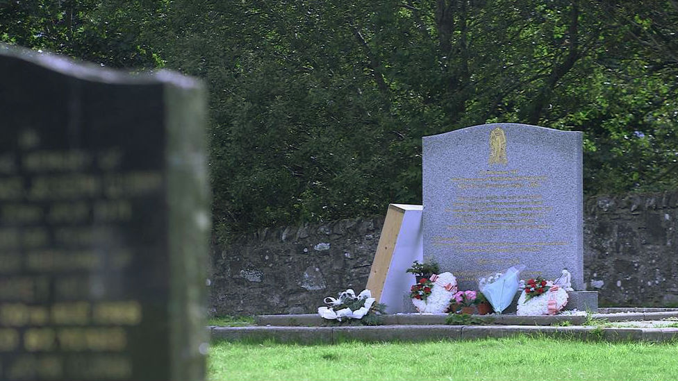 Мемориальный камень на кладбище Святой Марии, Ланарк.