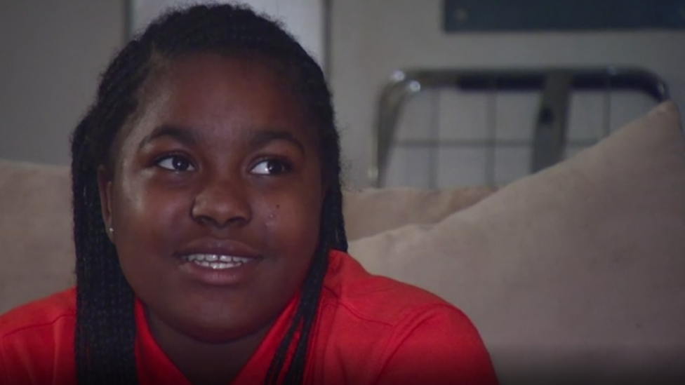 "Mi mamá entró y nos dijo que nos echáramos al suelo y no nos levantáramos hasta que se detuvieran", recuerda Angel. Angel