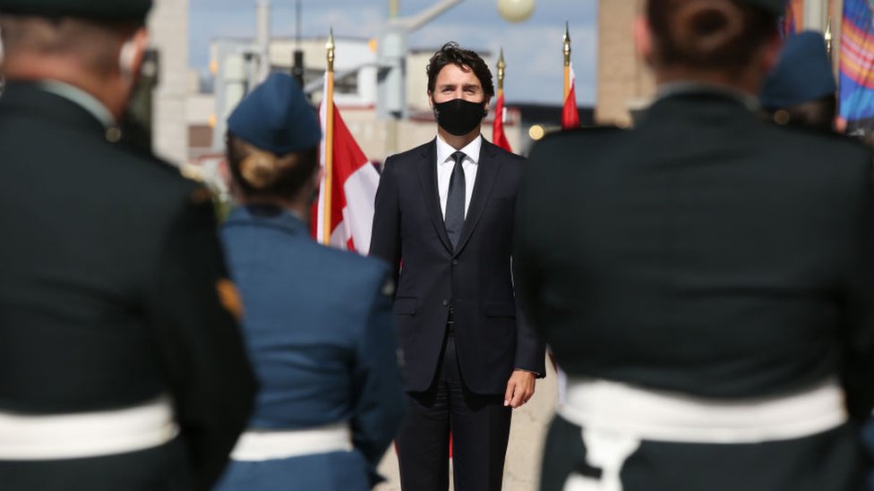 Премьер-министр Канады Джастин Трюдо слушает Государственный гимн перед тронной речью 23 сентября 2020 года в Оттаве, Канада