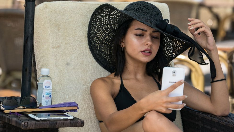 En el "mundo Gig" se unen consumidores y productores a través de plataformas digitales. Mujer con celular