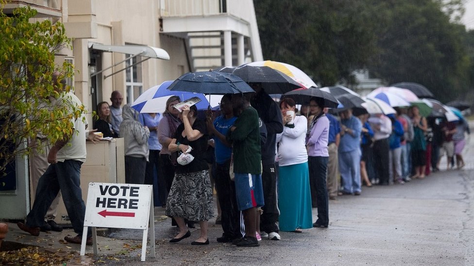 Cola de personas para votar en las elecciones del 6 de noviembre de 2012 en St. Petersburg, Florida