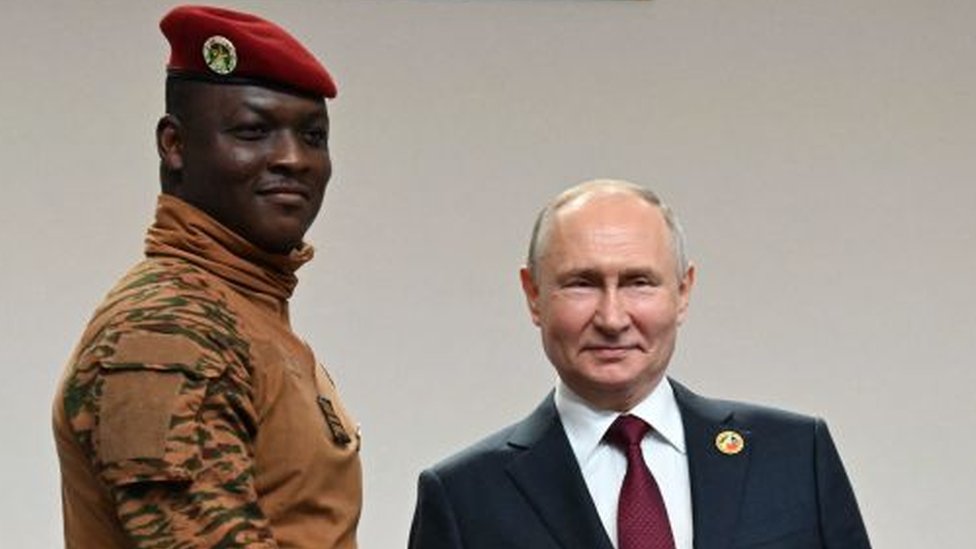 Vojni lider Burkine Faso Ibrahim Traore i ruski predsednik Vladimir Putin