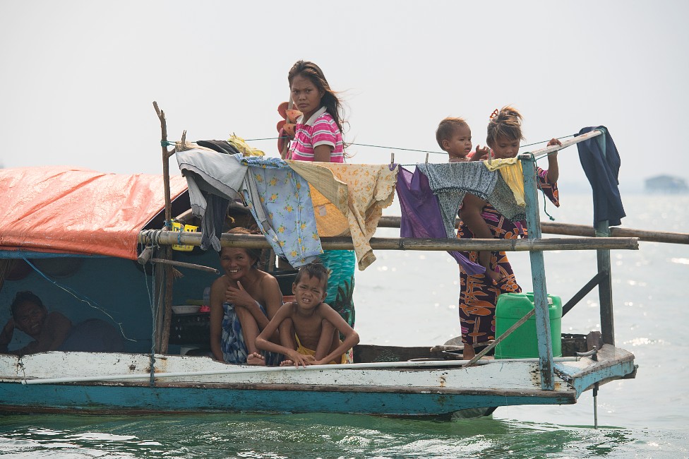Una familia en un bote que también es su ohgar, en Tailandia