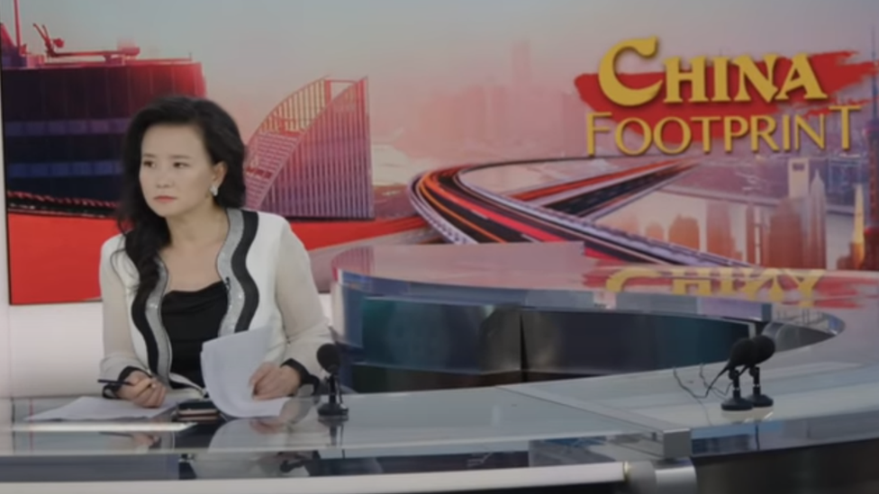 Cheng Lei präsentiert in einem Fernsehstudio