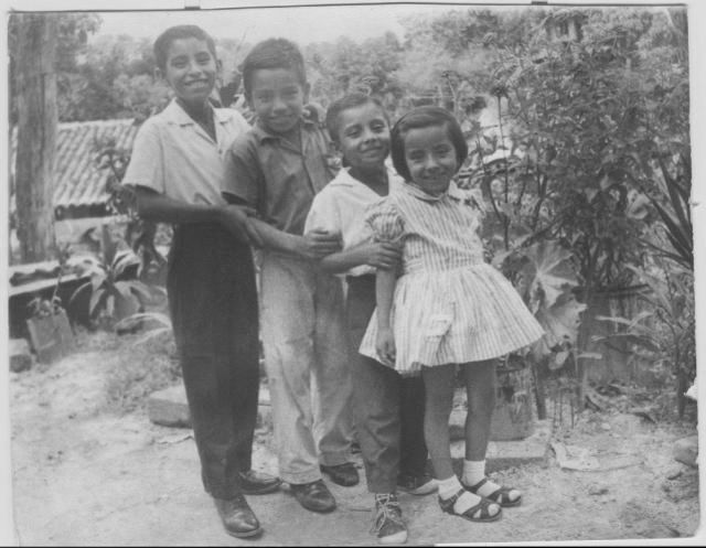 Carlos Castro junto a sus hermanos en El Salvador