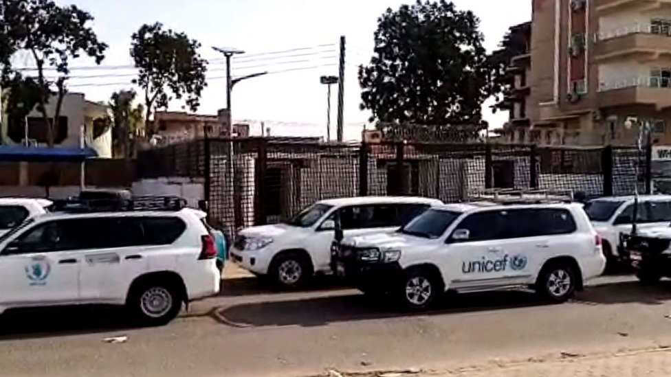 اشتباكات السودان: دول عدة تجلي دبلوماسييها ورعاياها من البلاد وسط استمرار القتال 2 عدد من السيارات التي تحمل شعار يونيسيف على جانبها منطلقة باتجاه بورتسودان