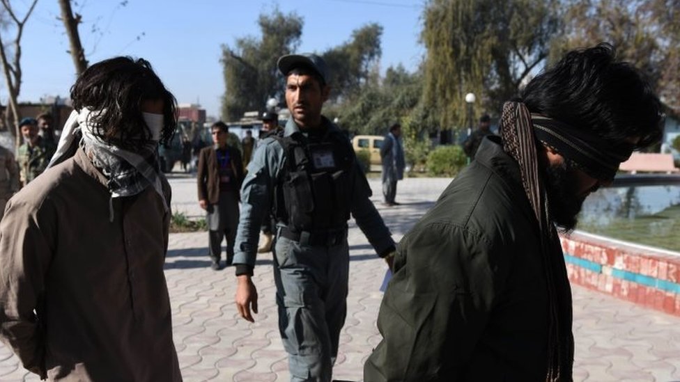 Сотрудники афганских служб безопасности сопровождают двух предполагаемых членов группы, называющей себя «Исламское государство», в районе Бахсуд провинции Нангархар (20 января 2016 г.)