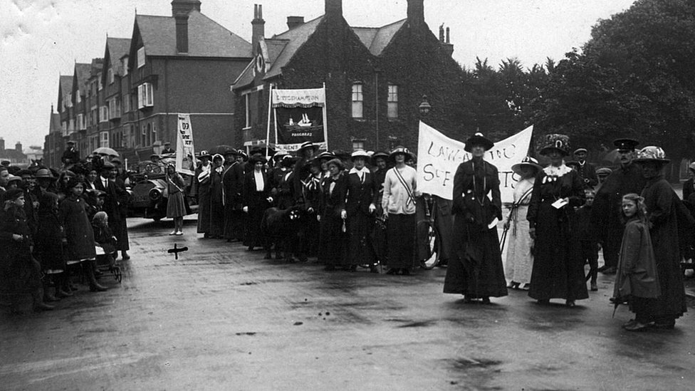 Marš sifražistkinja 1913. godine, koji je organizovala Katarina Harlej