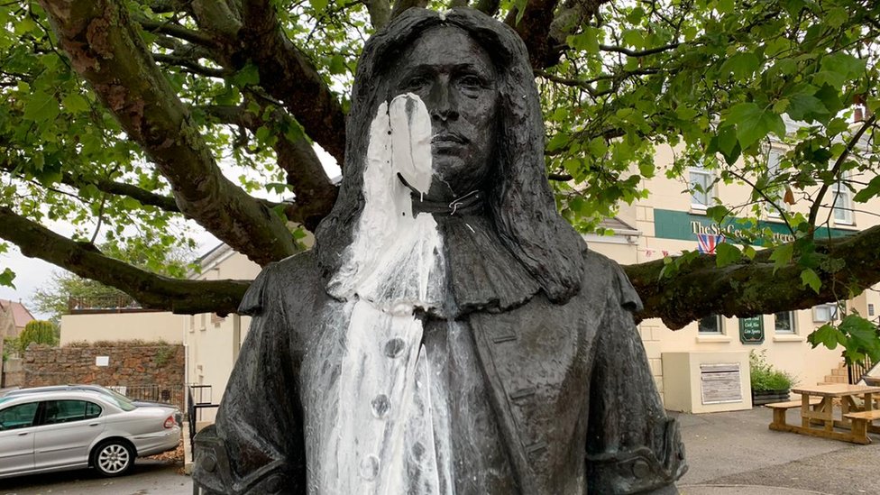 Белая краска на лице и теле статуи Джорджа Картере