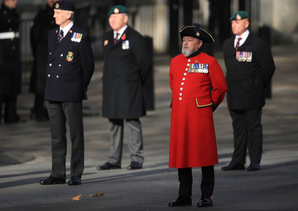 Ветераны посещают воскресную службу памяти в Кенотафе в Уайтхолле, Лондон