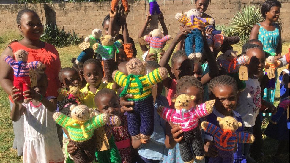 Дети в Африке с вязаными мишками