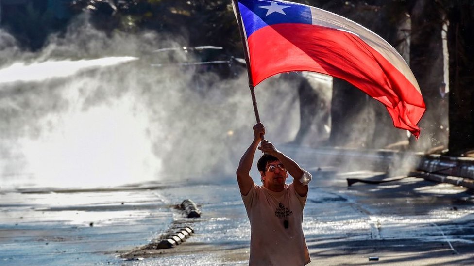 Manifestante con la bandera de Chile.