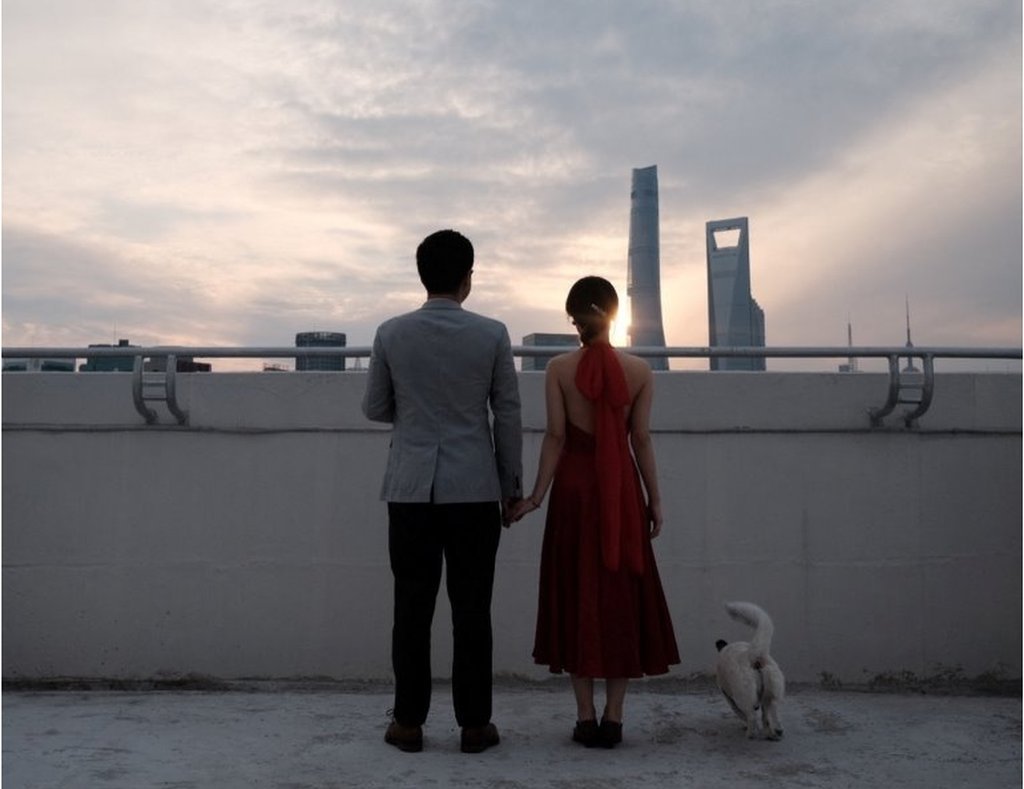 上海爆發新冠疫情並宣佈封鎖後，一對新婚夫婦在住宅區一棟建築物的屋頂上合影留念