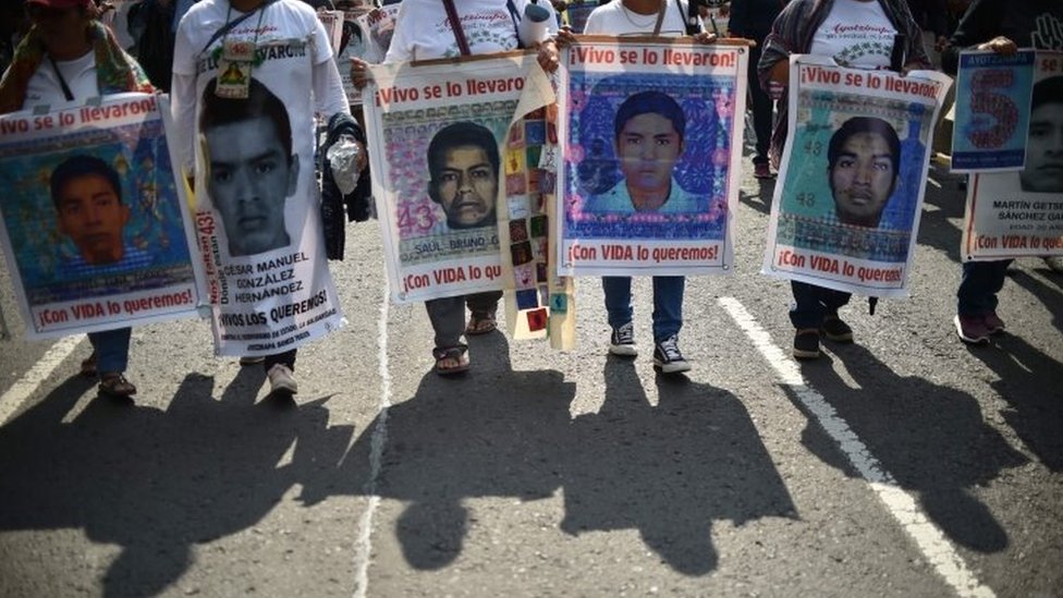 На этом фото из файла, сделанном 26 сентября 2019 г., люди протестуют в Мехико в честь пятилетия исчезновения 43 учеников педагогического училища в Айотзинапе || |