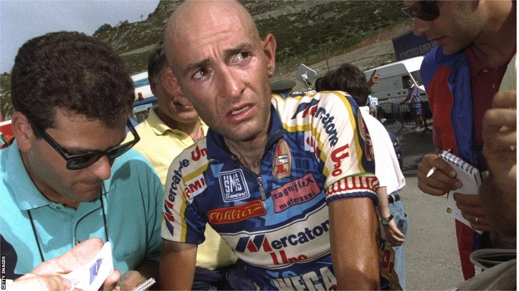 Pantani odgovara na novinarska pitanja nakon 10. etape trke Tur de Frans, 1998. godine