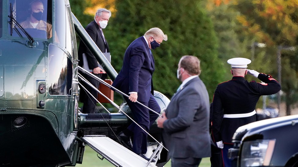Президент Дональд Трамп выходит из вертолета Marine One по прибытии в Национальный военно-медицинский центр Уолтера Рида