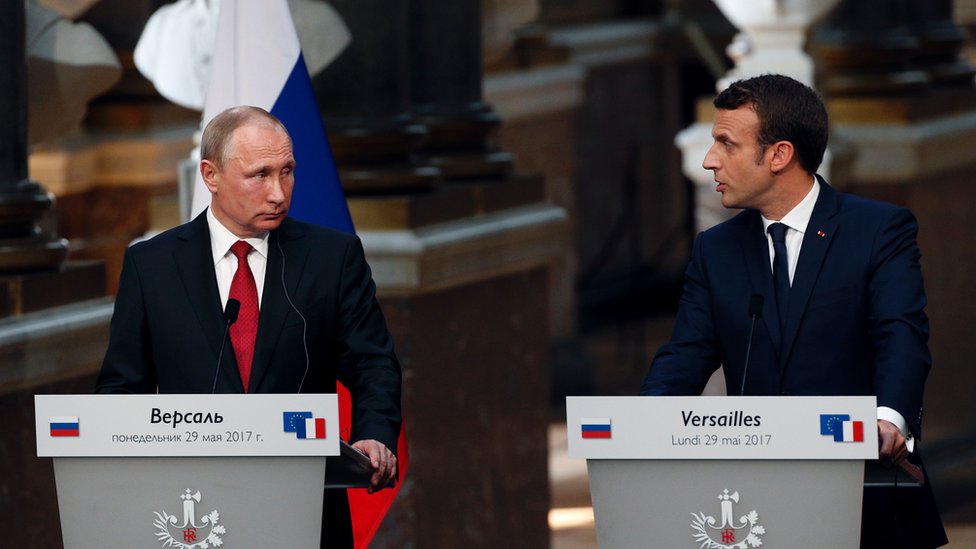 Президент Франции Эммануэль Макрон (справа) проводит совместную пресс-конференцию с президентом России Владимиром Путиным после их встречи в Версальском дворце