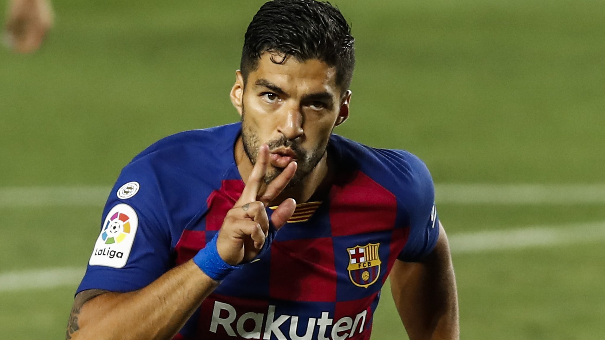 Barcelona 1-0 Espanyol: Luis Suarez's strike keeps Barcelona in title hunt